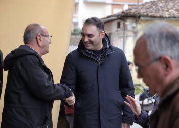 Kandidati i PD për Tiranën Belind Këlliçi takon qytetarët në Njësinë 10: Taksat janë të larta, plehrat janë kudo