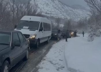 Dibra nën “pushtetin” e borës, 50 automjete bllokohen në Qafën e Murrizit