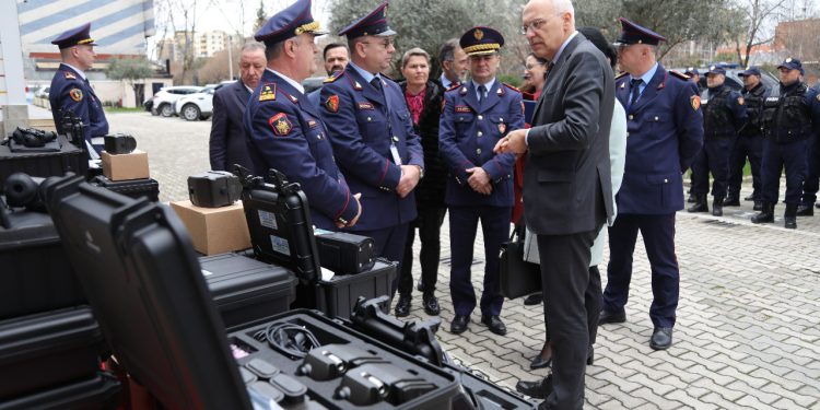 FOTOGALERI/ Gjermania dhuron 5 automjete dhe pajisje logjistike Policisë së Shtetit