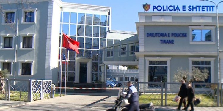 U “kamuflua” si polic në protestë, por bie në “gropën” që hapi vetë