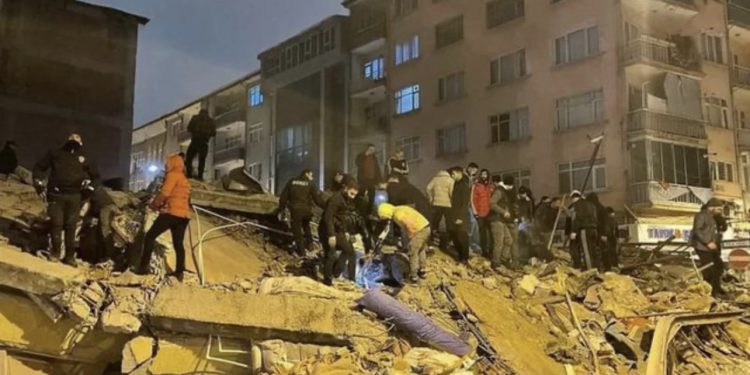 Tërmeti 7.8 ballë ‘shkund’ Turqinë dhe Sirinë! Mbi 200 të vdekur e mijëra të plagosur
