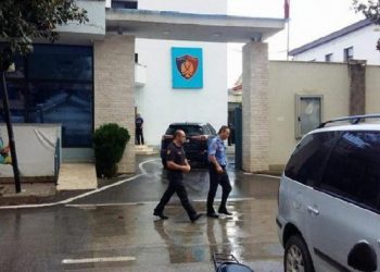 Goditi efektivin e policisë, vihet në pranga 36-vjeçari në Elbasan
