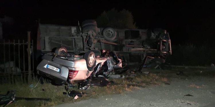 Aksident i rëndë në Tiranë, 50-vjeçari humb kontrollin e kamionit dhe del jashtë rruge