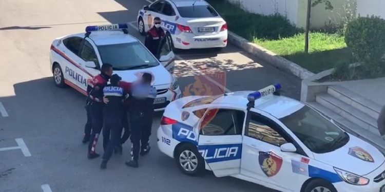 Iu zbuluan mjete që e lidhin me shitjen e lëndëve narkotike, vihet në pranga 39-vjeçari