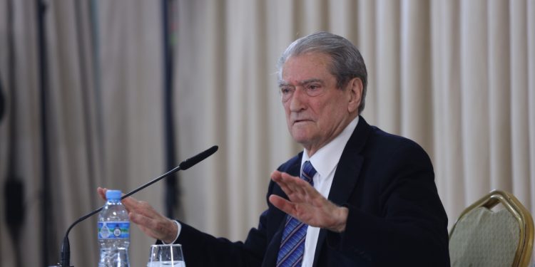 Berisha: Rama synon të prishë mbi 96 mijë banesa në Tiranë me vendimin e fundit për ndërtesat mbi 50-vjeçare