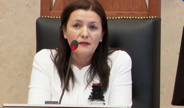 Mziu: Deputetët e përjashtuar të futen në Kuvend ose mbylleni seancën! Felaj: Ishe pjesë e Byrosë, e pe vetë vendimin që u mor