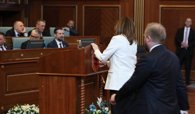FOTOLAJM/ Deputetja Ganimete Musliu vendos emblemën e UÇK-së në foltoren e Kuvendit të Kosovës