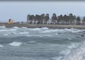 Situata hidrometeorologjike e përkeqësuar në Vlorë, ndalohet lundrimi i mjeteve të vogla (DATA)