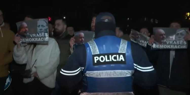 Të rinjtë e FRPD-së i vendosin “barrierë” Ramës tek trau i TV Klan pak para intervistës