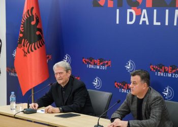 Berisha: Erion Veliaj premtoi pyllin vertikal, por po sjell qytetin vertikal. A mund të krahasohet ky me Belind Këlliçin!?