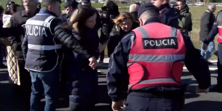 Banorët e Bërxullës sërish në protestë, përplasje me policinë