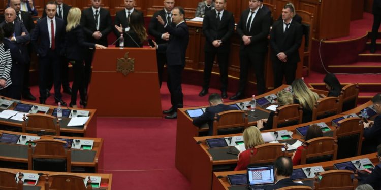 FOTOLAJM/ Opozita shkakton kaos në Kuvend, mazhoranca luan shah