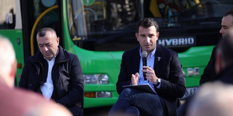Transformimi i transportit urban, Veliaj: Korsi të dedikuara për 3 linjat e shpejta të autobusëve në Tiranë