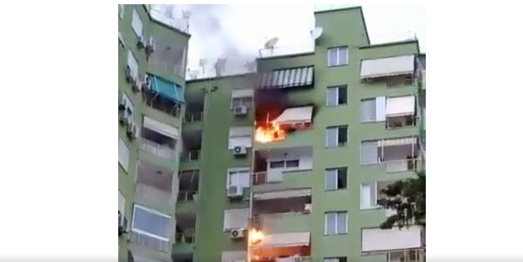 Zjarr në një apartament në Tiranë, flakët përfundojnë në ballkonet e banesave të tjera