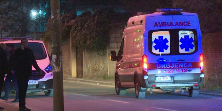U përplas me makinë nga 23-vjeçari, vdes në spital e reja