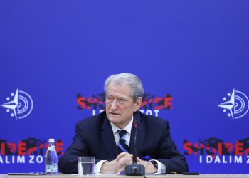 Berisha nuk ndalet, ‘sulmon’ ambasadoren Kim: Është  një McGonigal me fustan, lëshoi mesazhe kërcënuese! Manipuloi deputetët