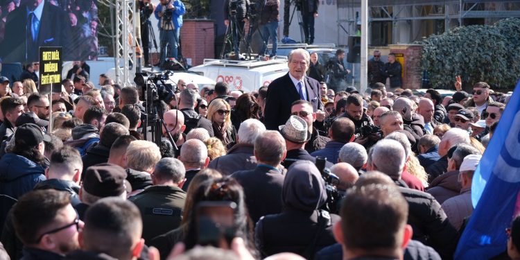 McGonigal/ Berisha ‘ashpërson’ tonet me ambasadorët: Mos u strukni, por dilni o pengjet e korrupsionit të Edi Ramës