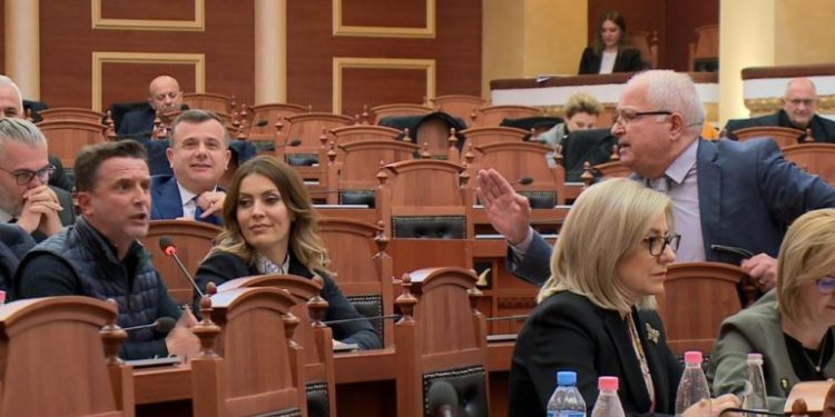 Braçe ironizon Spahon në Kuvend: Theu rekordin Guinness, ka 4 orë që i bie bilbilit! Si nuk doli një nga ju ta zëvendësojë?!