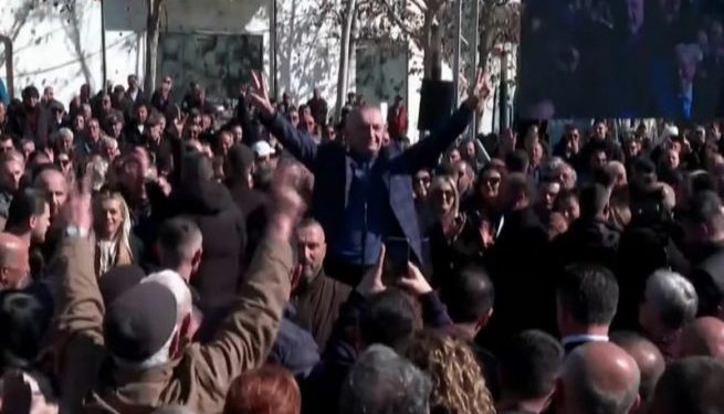 Ilir Meta i bashkohet protestës me 2 gishtat lart: Një kastravec kërkon të provokojë shqiptarët!