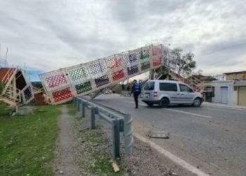 FOTO/ Prag TRAGJEDIE në Shkodër, kamioni përplaset me eskavatorin! Rrëzohet mbikalimi