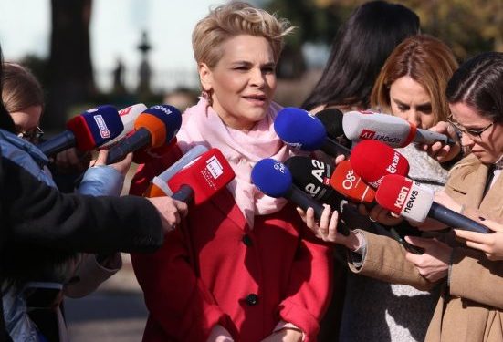 Kryemadhi: Do dalin fakte të reja! Pasive në seancë? Deputetja:  Unë vëzhgoj dhe godas, puna për 11 shkurtin vijon