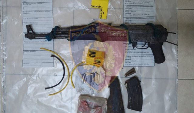 Çpo ndodh në Shkodër?! Arrestohen 3 të rinj! Kërcënuan me kallashnikov një person, më herët u vunë flakën 4 makinave