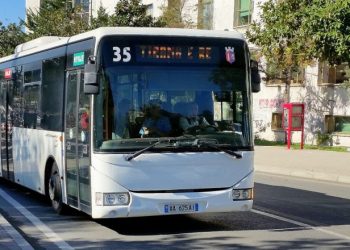 SKANDALOZE/ Fatorinoja dhe kontrollori dhunojnë me leva hekuri pasagjerin në urbanin e “Tiranës së Re”