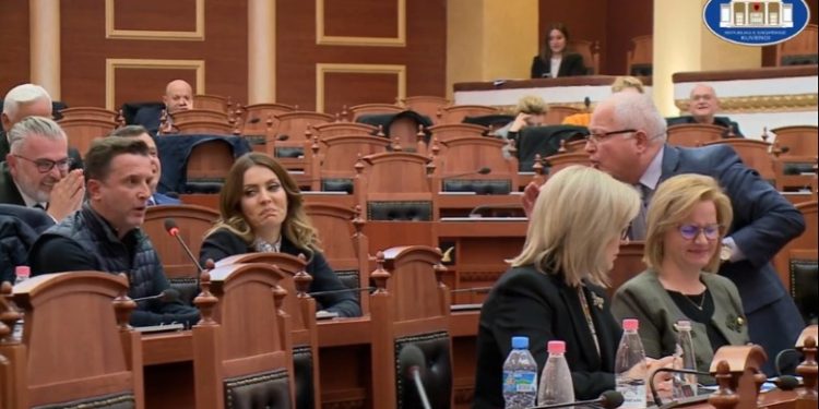 Spaho ‘shpërthen’ ndaj Ibrahimajt: Shpifëse, gënjeshtare! Është bërë si Rama. Braçe: Në kohën e Berishës çfarë i jepnit çifteve të reja?