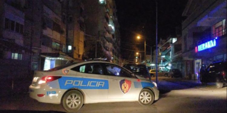 Sherr me kaçavida mes të rinjve në Elbasan, 1 i plagosur! Shkak dyshohet një vajzë