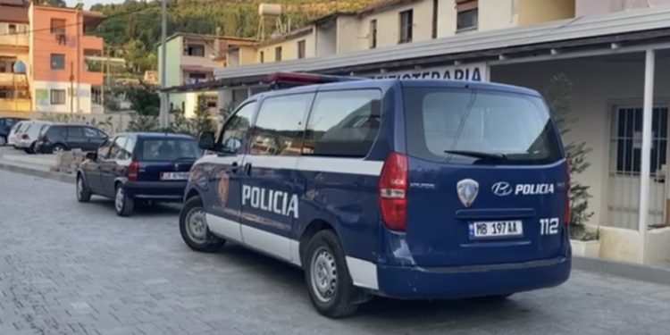 “Lajthit” i riu në Lushnje, kërcënon me thikë nënën! Tjetri me kanabis me vete, 5 të arrestuar në Fier