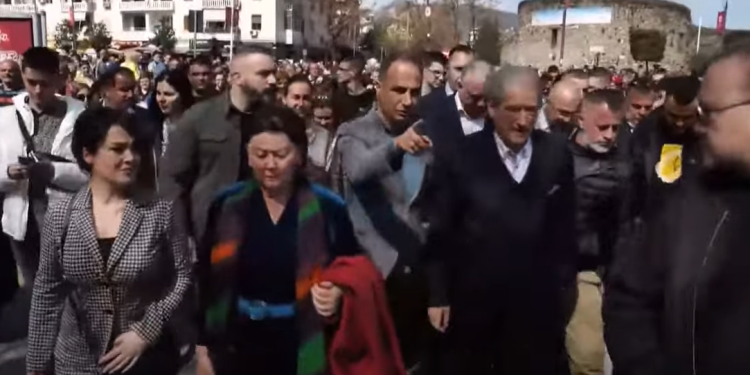 VIDEOLAJM/ Berisha mbërrin në Elbasan, shoqërohet nga zonja e tij! Pritet nga qindra qytetarë! Çfarë blen në stenda?!