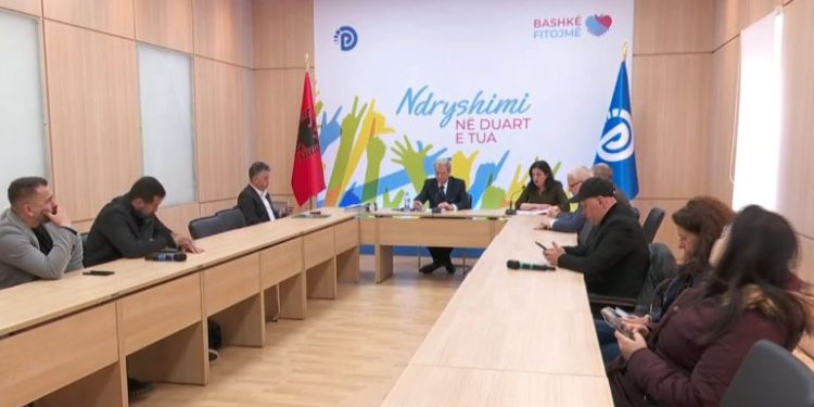 Mbyllet auditi në PD, Mandija: Nuk ka hyrje-dalje të parave ruse në selinë blu! Berisha: Raport serioz