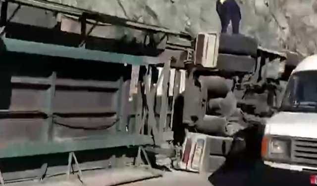 FOTOLAJM/ Përmbyset kamioni në Rrugën e Kombit, vdes shoferi