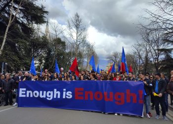 FOTOGALERI/ Qindra demokratë mblidhen në selinë e PD në pritje të daljes së Berishës! Mjetet luksoze “paradë”, “Range” dhe “BMW” të preferuarat