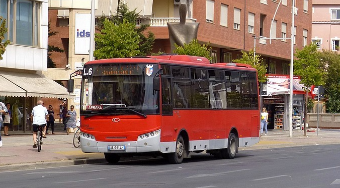 Drejtonte i dehur urbanin e Laprakës, arrestohet shoferi! Në pranga dhe 16 të tjerë (DETAJE)