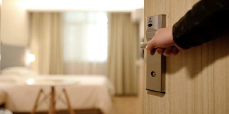 Shkurti i mbarë për hotelet, rritet numri i vizitorëve, net-qëndrimet dy herë më të larta