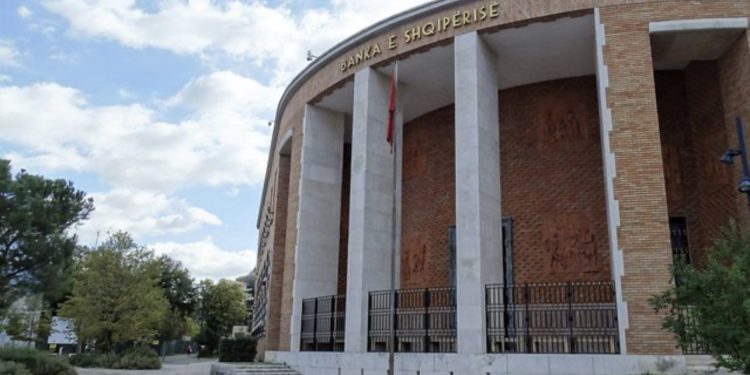 Banka e Shqipërisë: Sektori bankar i qëndrueshëm, rritja u ngadalësua edhe për shkak të kursit të këmbimit