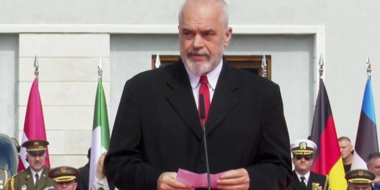 Rama në ceremoninë e ndarjes së gradave për sportistët elitarë: Do rrisim pagat e ushtarakëve! Në të shkuarën na kanë ikur talentet për një palestër