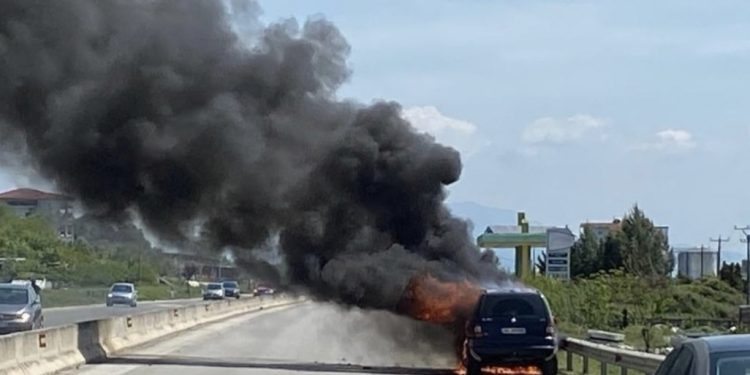 Digjet një makinë në rrugën Rrogozhinë-Lushnjë