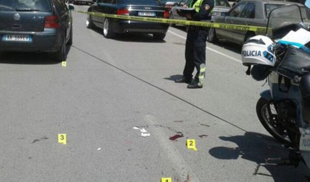 Makina përplas motorin në Elbasan! 3 të plagosur