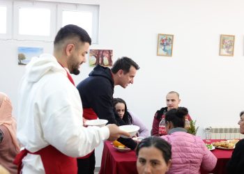Veliaj dhe Noizy shërbejnë drekën e Fitër Bajramit në qendrën sociale “Gonxhe Bojaxhi”