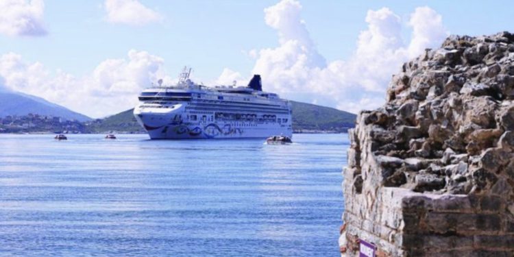 Turistët po vijnë. Por nuk ka kush t’i presë!