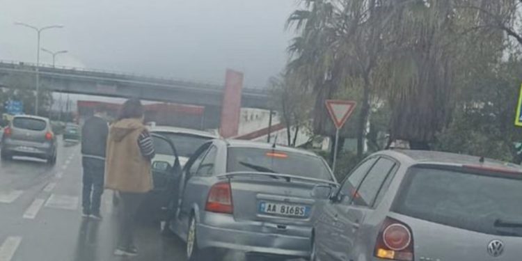 Moti i keq/ Aksident i 3-fishtë në Durrës