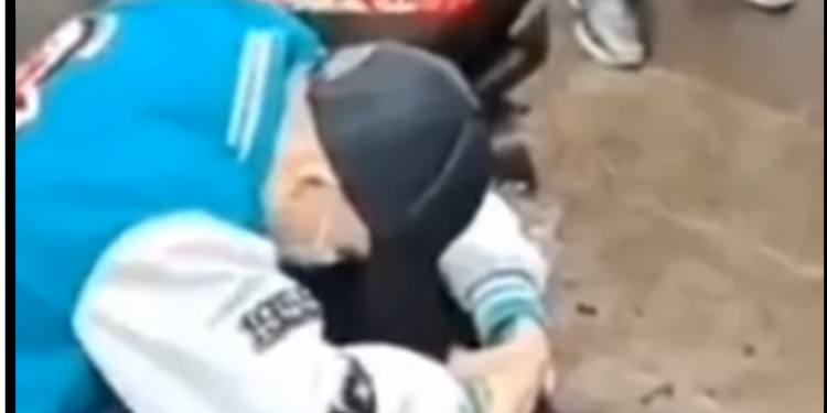 VIDEOLAJM/  I riu në Kinë qëndron i gjunjëzuar për 21 orë para zyrës së ish-të dashurës së tij duke i kërkuar falje