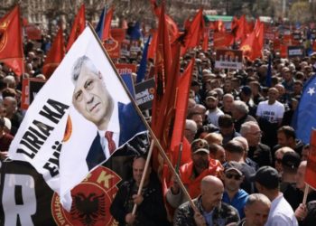 “Liria ka emër”/ Mijëra qytetarë mbushin plot sheshin “Zahir Pajaziti” në Prishtinë
