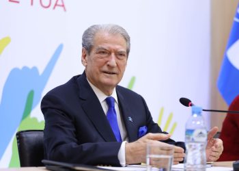 E FORTË/ Berisha: SHBA duhet të hetojë për aferat dhe pronat e Kim në Shqipëri