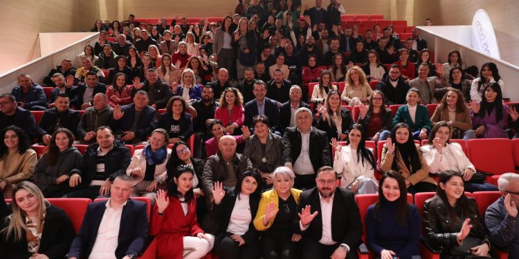 Veliaj jep lajmin e mirë për studentët, ironizon kandidatin e Berishës për transportin: Edhe në kohën e Enverit s’kishte biletë falas