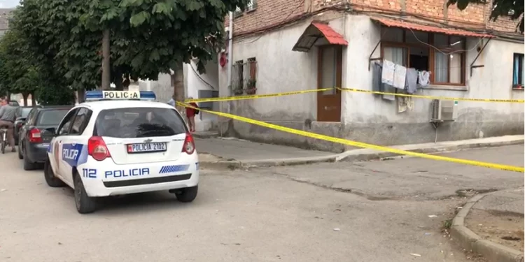 E RËNDË/ Plagosje me thikë në Korçë