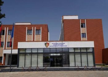 EMRAT/ Jepte dëftesa gjimnazi false për 3200 €, arrestohet drejtoi i shkollës në Shkodër! Në pranga dhe sekseri