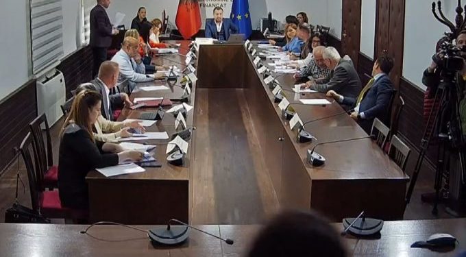 Rritja e pagave në administratën shoqërore, plas sherri në Komisionin e Ekonomisë
